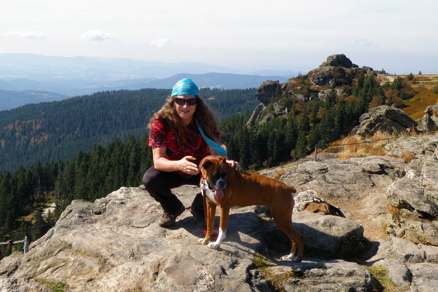 Coco und ich auf dem Seeriegel, dem südöstlichsten der 5 Gipfelfelsen mit Tiefblick zum Arbersee